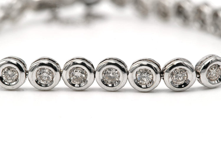Bracelet Bracelet contemporain en or blanc 18 carats serti de diamants taille brillant 58 Facettes 23717