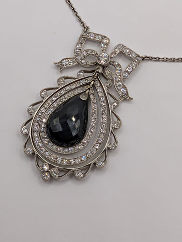 Pendentif Pendentif nœud Belle Époque en or jaune 750, saphir briolette 11 ct et diamants 58 Facettes Collier O2366
