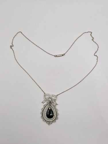 Pendentif Pendentif nœud Belle Époque en or jaune 750, saphir briolette 11 ct et diamants 58 Facettes Collier O2366