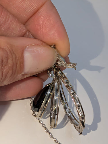 Pendentif Pendentif nœud Belle Époque en or jaune 750, saphir briolette 11 ct et diamants 58 Facettes Collier O2366