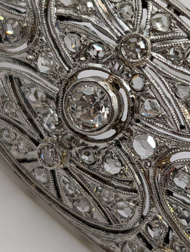 Broche Broche Art déco ovale ajourée en or blanc 18k et diamants 58 Facettes O2549