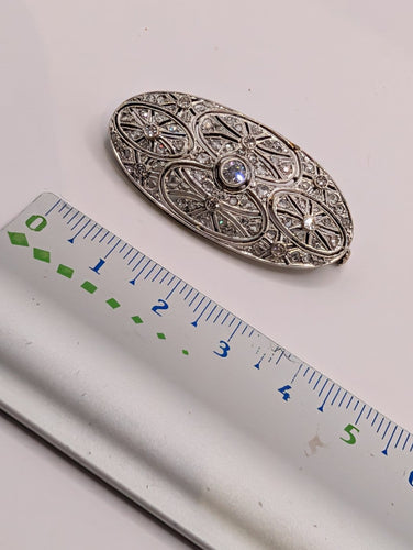 Broche Broche Art déco ovale ajourée en or blanc 18k et diamants 58 Facettes O2549