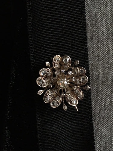 Broche Broche fleur ancienne en or rose 18K, argent et diamants 58 Facettes 256