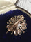 Broche Broche fleur ancienne en or rose 18K, argent et diamants 58 Facettes 256