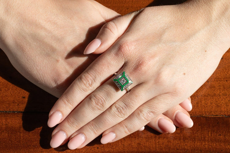 Bague 54 Bague en or blanc 750 avec diamants et émail vert 58 Facettes 12075