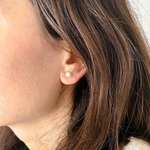Boucles d'oreilles Boucles d'oreilles puces en or jaune 18K et perles de culture 58 Facettes LMB-344