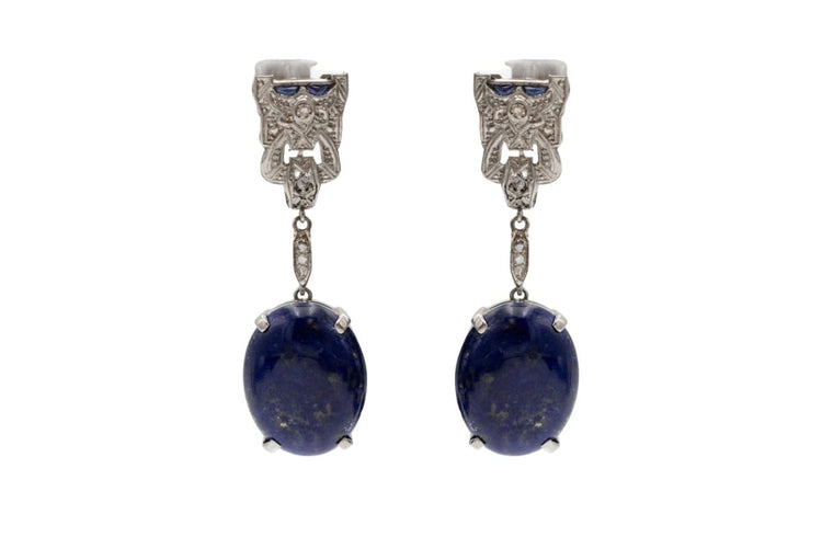 Boucles d'oreilles Style Art déco - Boucles d’oreilles pendantes en platine, lapis-lazuli, diamants et saphirs synthétiques 58 Facettes 10839
