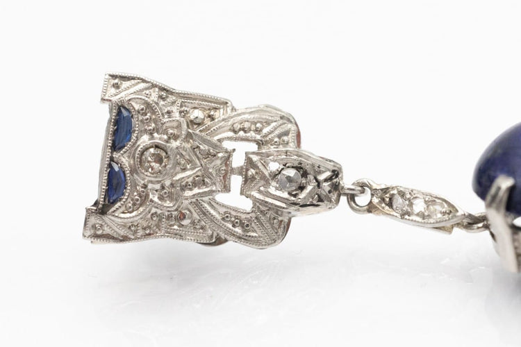 Boucles d'oreilles Style Art déco - Boucles d’oreilles pendantes en platine, lapis-lazuli, diamants et saphirs synthétiques 58 Facettes 10839