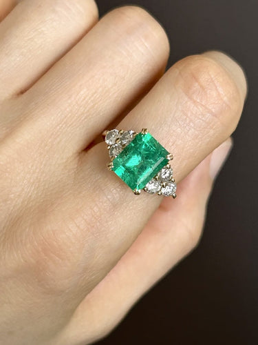 Bague 54 Bague en or jaune 18K avec émeraude colombienne et diamants 58 Facettes 259