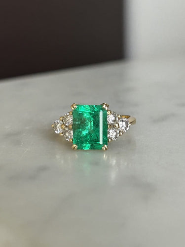 Bague 54 Bague en or jaune 18K avec émeraude colombienne et diamants 58 Facettes 259