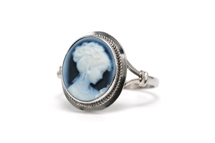 Bague 52 Bague années 60 en or blanc 18 carats sertie d’un camée 58 Facettes B857