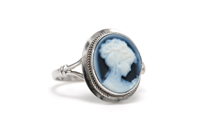 Bague 52 Bague années 60 en or blanc 18 carats sertie d’un camée 58 Facettes B857