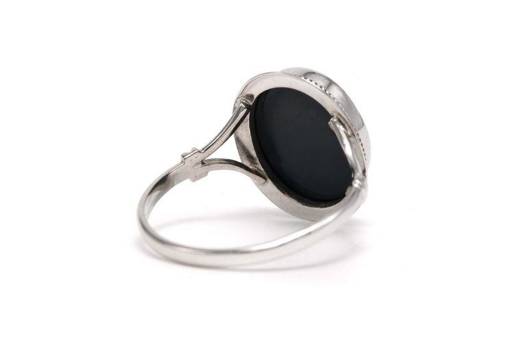 Bague 52 Bague années 60 en or blanc 18 carats sertie d’un camée 58 Facettes B857