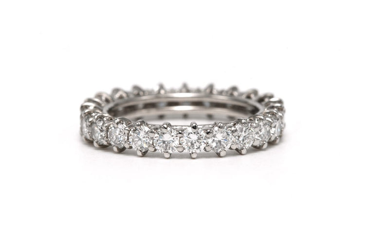 Bague 50 Bague contemporaine en or blanc 18 carats et diamants taille brillant 58 Facettes 23722