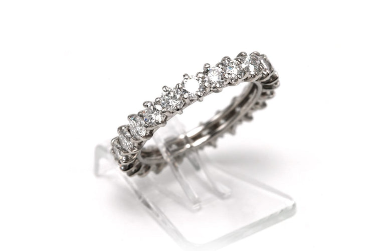 Bague 50 Bague contemporaine en or blanc 18 carats et diamants taille brillant 58 Facettes 23722