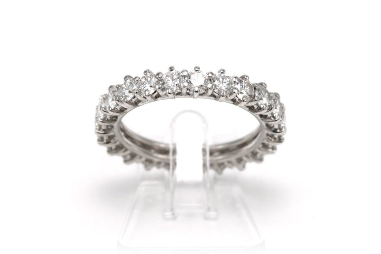 Bague 50 Bague contemporaine en or blanc 18 carats et diamants taille brillant 58 Facettes 23722