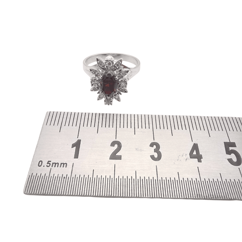 Bague 53 Bague marguerite en or blanc 18 carats rubis et diamants 58 Facettes Bague marguerite en or blanc 18 carats, rubis et diamants