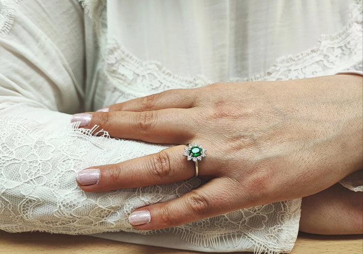 Bague 54 Bague marguerite émeraude et diamants en or blanc 18K 58 Facettes BAG.MARGT.EM.ARC-FA.65