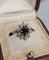 Bague 53 Bague marguerite vintage en or blanc 18 carats saphir et diamants 58 Facettes 714