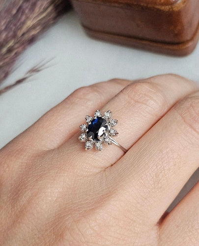 Bague 53 Bague marguerite vintage en or blanc 18 carats saphir et diamants 58 Facettes 714