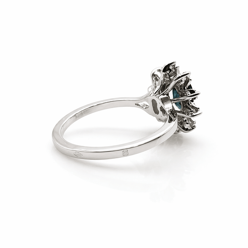 Bague 53 Bague marguerite en or blanc 18 carats, saphir et diamants 58 Facettes Bague marguerite en or saphir et diamants