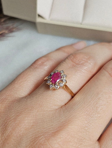 Bague 50 Bague marguerite rubis et diamants en or jaune 18 carats 58 Facettes 723