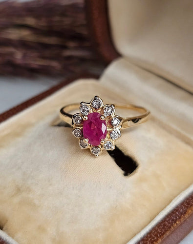 Bague 50 Bague marguerite rubis et diamants en or jaune 18 carats 58 Facettes 723