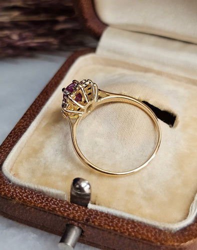 Bague 50 Bague marguerite rubis et diamants en or jaune 18 carats 58 Facettes 723