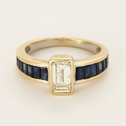 Bague 51 Bague solitaire en or jaune, diamant taille émeraude 0.75 carat environ et saphirs calibrés 58 Facettes 260263