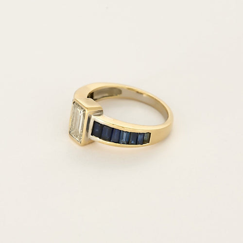 Bague 51 Bague solitaire en or jaune, diamant taille émeraude 0.75 carat environ et saphirs calibrés 58 Facettes 260263