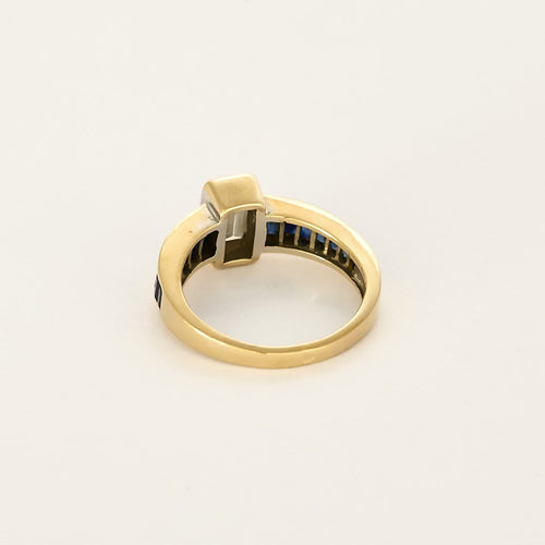 Bague 51 Bague solitaire en or jaune, diamant taille émeraude 0.75 carat environ et saphirs calibrés 58 Facettes 260263