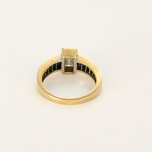 Bague 51 Bague solitaire en or jaune, diamant taille émeraude 0.75 carat environ et saphirs calibrés 58 Facettes 260263