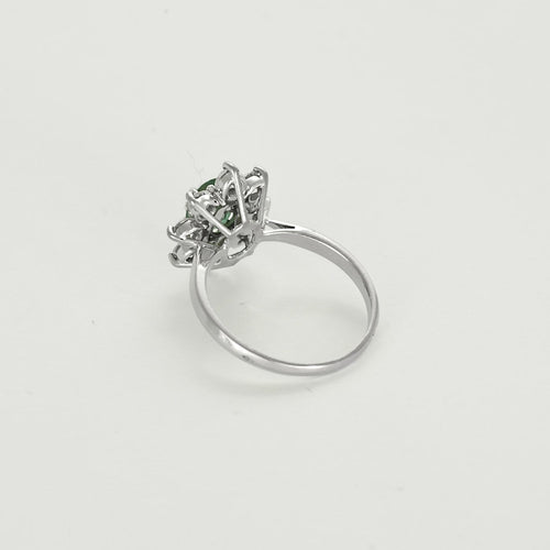 Bague 55 Bague Marguerite en or gris, émeraude et diamants 58 Facettes 260212