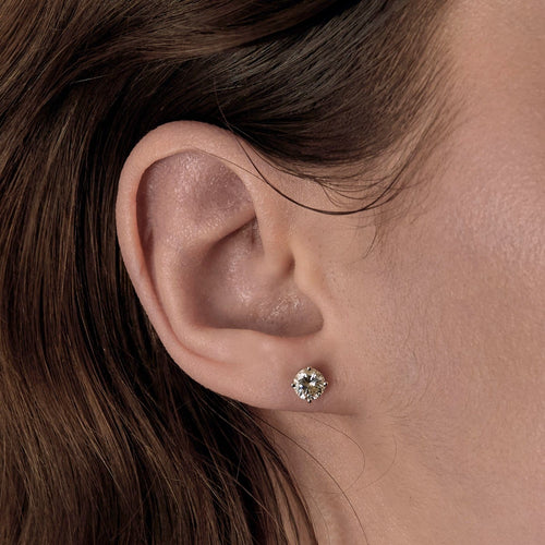 Paire de Boutons d'Oreilles en or gris et diamants 0.50 carat environ chacun 58 Facettes 260179