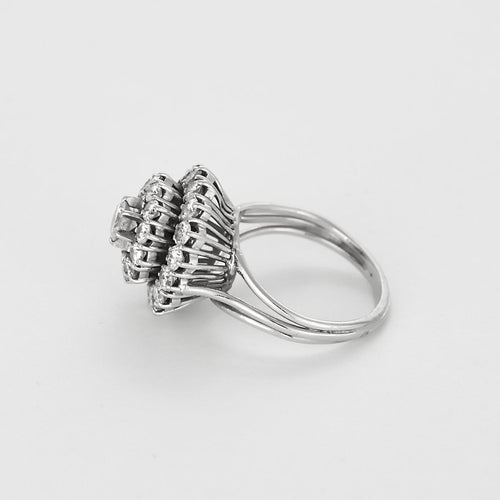 Bague 55 Elegante Bague platine et diamants à motif rayonnant 58 Facettes 260296
