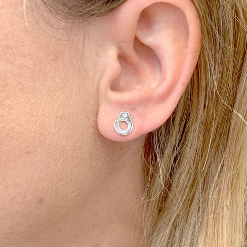Boucles d'oreilles Puces d'oreilles Dinh Van, "Menottes" or blanc et diamants. 58 Facettes 35583