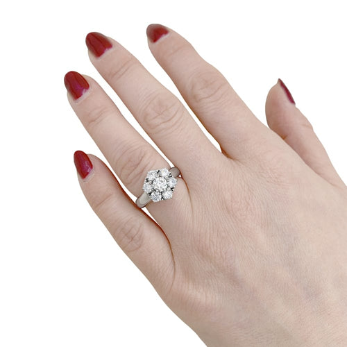 Bague 48 Bague « Fleur », or blanc et diamants. 58 Facettes 35571