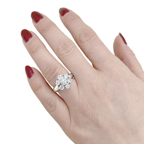 Bague 48 Bague « Fleur », or blanc et diamants. 58 Facettes 35571