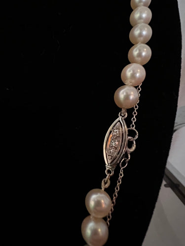 Collier Collier en chute Akoya 53,5 cm en or gris et diamants 58 Facettes 938