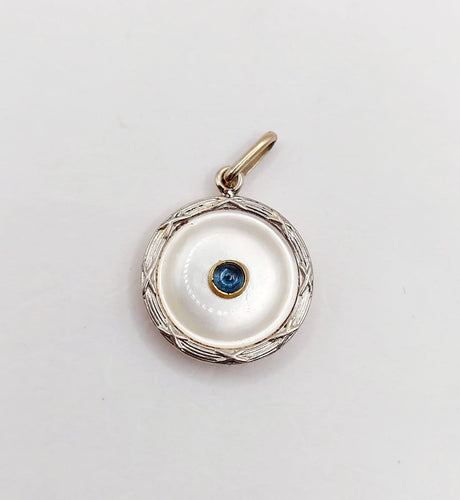 Pendentif Pendentif cible Art déco en or 18k et platine, nacre et saphir synthétique 58 Facettes A06914