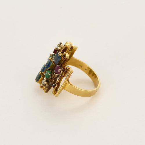 Bague 53 Bague moderniste en or jaune, diamants, rubis, émeraudes et saphirs 58 Facettes B260053