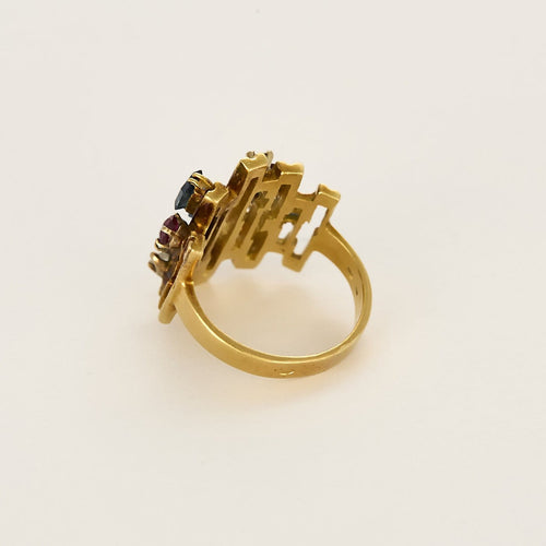 Bague 53 Bague moderniste en or jaune, diamants, rubis, émeraudes et saphirs 58 Facettes B260053