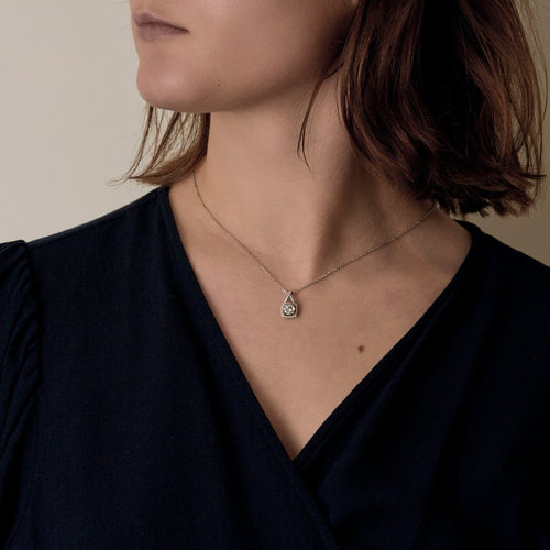 Collier Chaîne et Pendentif en or gris, petits diamants. 58 Facettes B260256