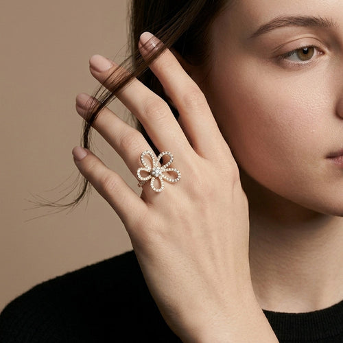 Bague 52 Van Cleef & Arpels Flowerlace - Bague en or rose et diamants 58 Facettes OC-61E00528