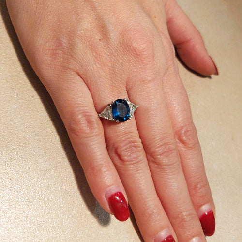Bague 54 Bague - Or blanc 18 kt avec saphir 3,40 ct et diamants trilliant 58 Facettes G3684