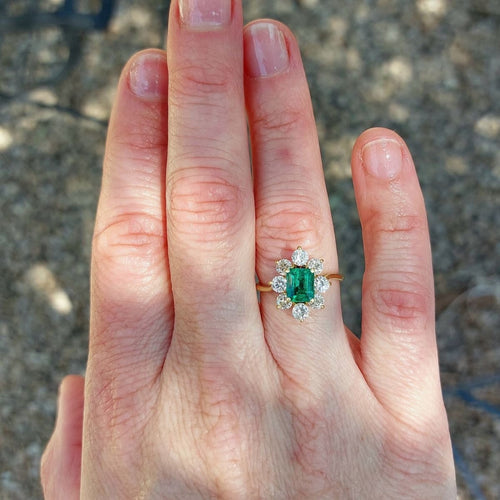 Bague 57 GemParis - Bague marguerite en or jaune 18k, émeraude de Zambie et diamants 58 Facettes 250