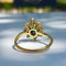 Bague 57 GemParis - Bague marguerite en or jaune 18k, émeraude de Zambie et diamants 58 Facettes 250