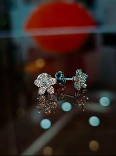 Boucles d'oreilles Van Cleef & Arpels Socrates - Boucles d’oreilles fleur en or blanc et diamants 58 Facettes Jnci04