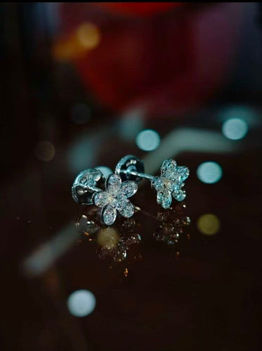 Boucles d'oreilles Van Cleef & Arpels Socrates - Boucles d’oreilles fleur en or blanc et diamants 58 Facettes Jnci04