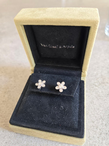 Boucles d'oreilles Van Cleef & Arpels Socrates - Boucles d’oreilles fleur en or blanc et diamants 58 Facettes Jnci04